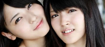 18AV官网横幅里的艺人头像：黑底上两位长发女优并排微笑